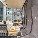 Spacious Modern 2br At Barcode Apartamento